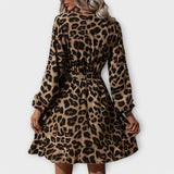 Vestido de leopardo elegante con escote en V y cinturón ajustable